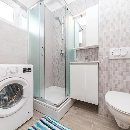 Apartment Cozy In Okrug Gornji With Wifi *