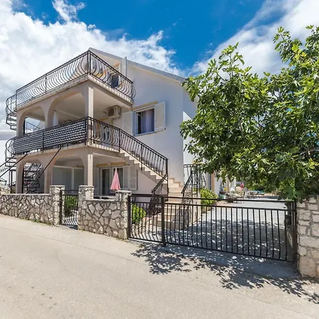 Cozy In Okrug Gornji With Wifi